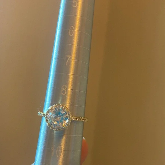 Pretty Bird Jewelry Radiant Gold Women's Ring with Sparkling Centerpiece - Picture 9 of 10